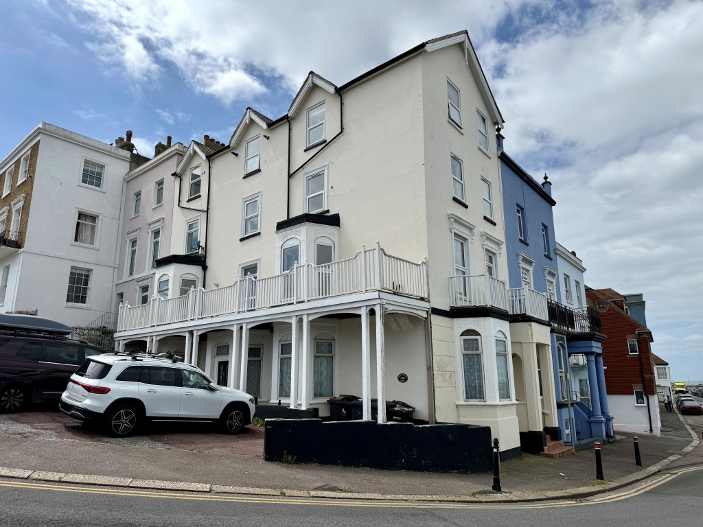 Lot: 58 - TWO-BEDROOM FLAT WITH VIEWS AND SHARE OF FREEHOLD - Two bedroom flat